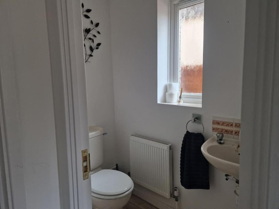 Charming 3bed House In Strood Wainscot