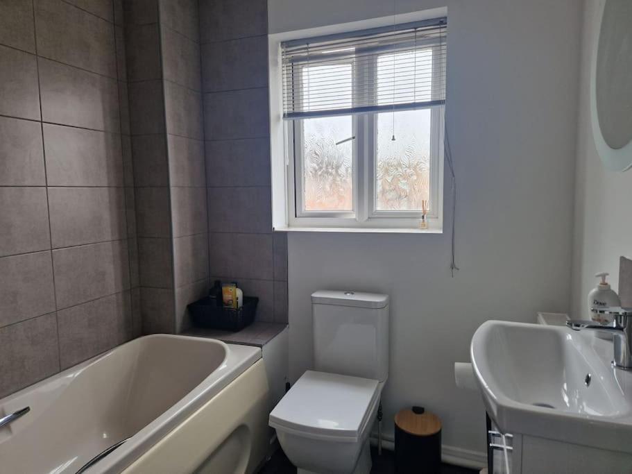 Holiday home Charming 3bed House In Strood Wainscot