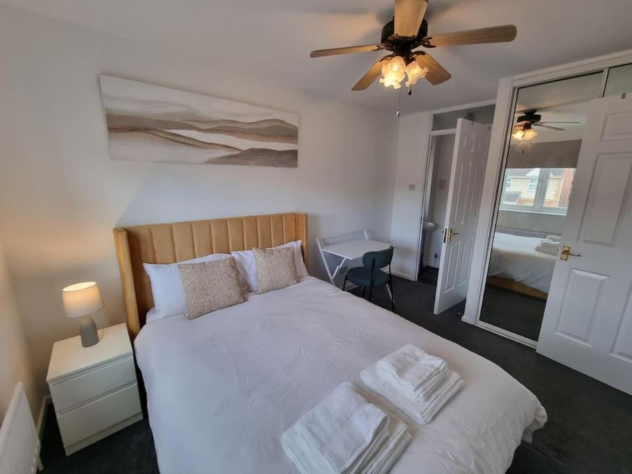 Charming 3bed House In Strood Holiday home Wainscot