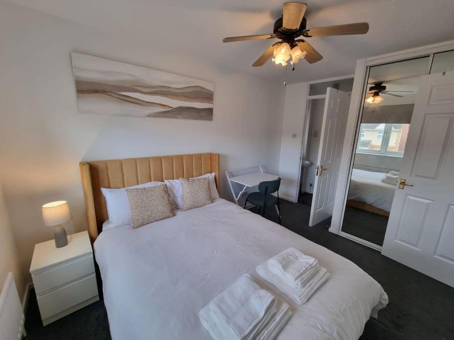 Charming 3bed House In Strood Wainscot