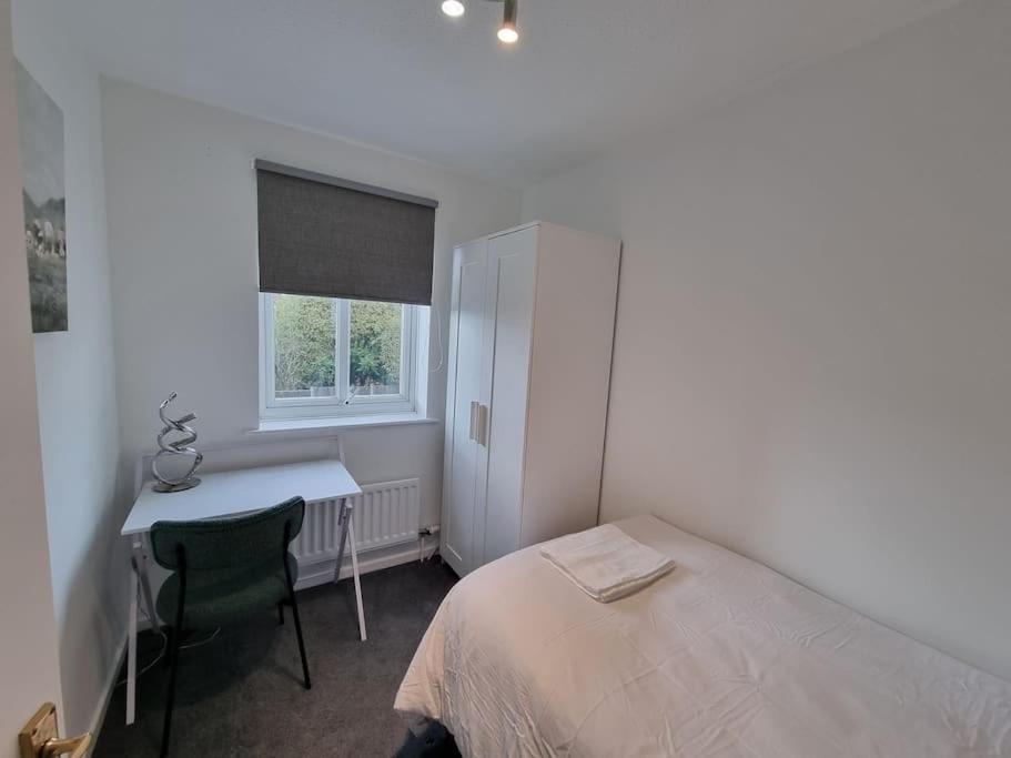 Holiday home Charming 3bed House In Strood *
