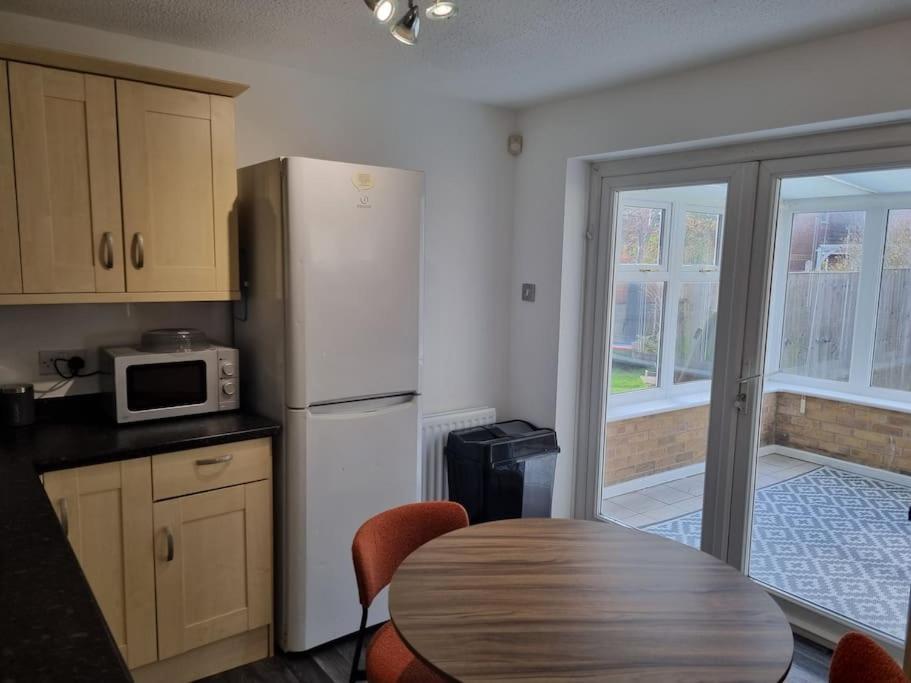 Charming 3bed House In Strood Holiday home Wainscot