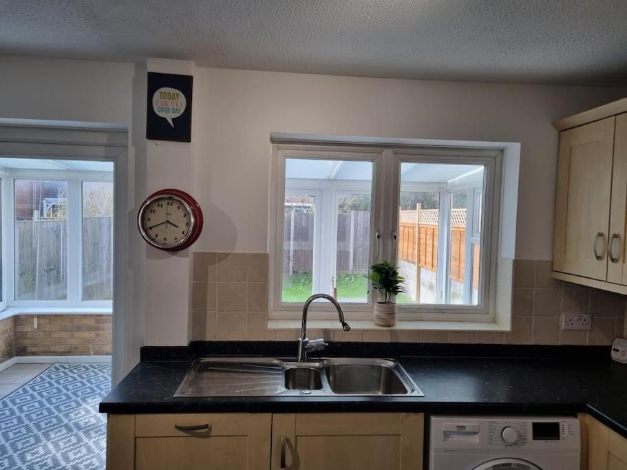 Charming 3bed House In Strood Holiday home